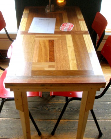 tafel 2 met houtmozaik